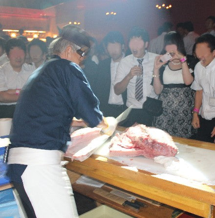 マグロの解体ショー　約30～35㎏相当/495,000円(税込)～
